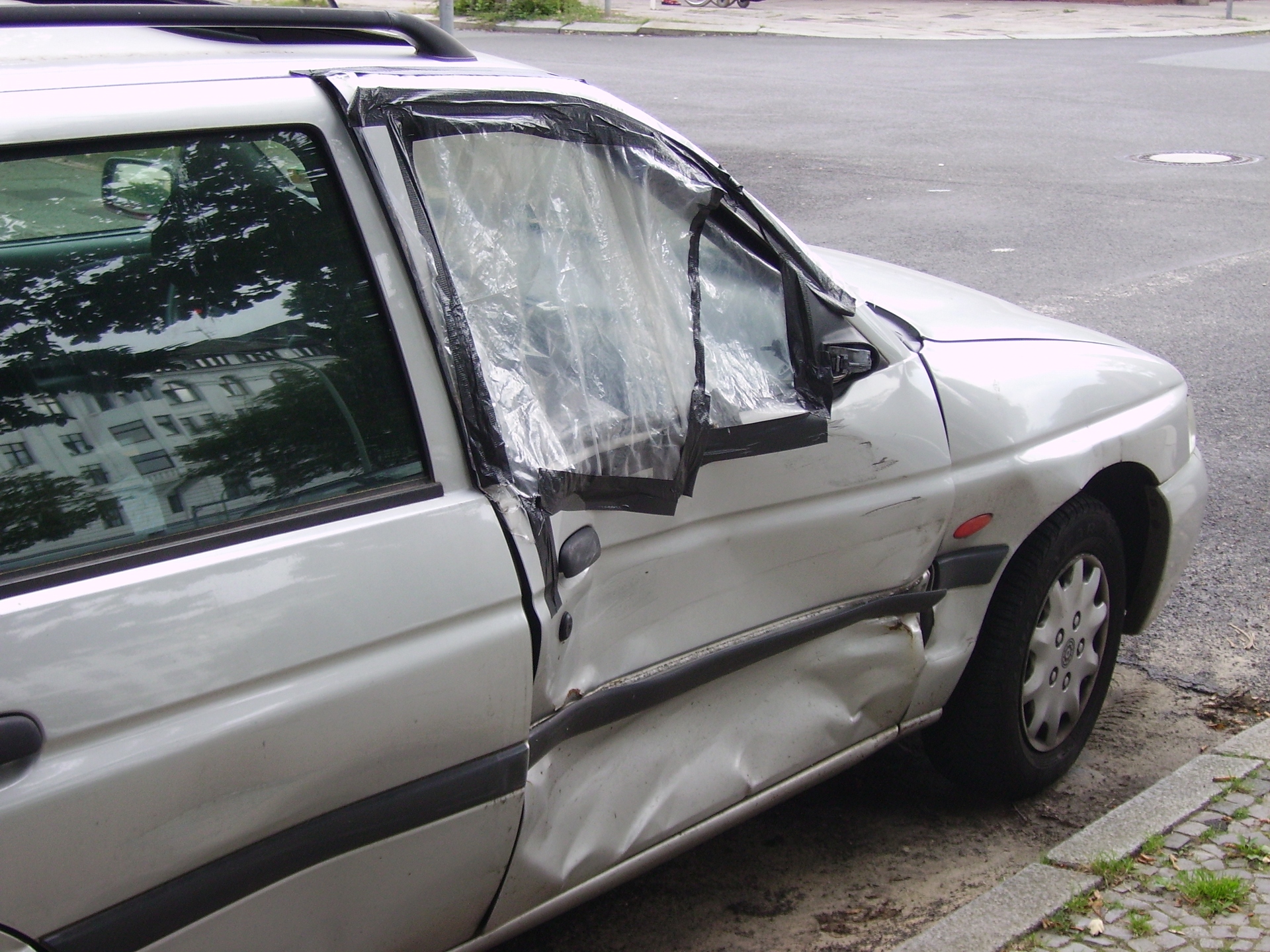 Kolhiintunut autonovi ja peltivaurio
